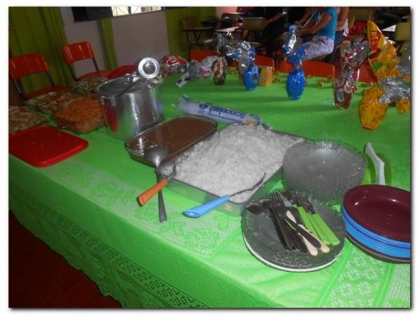 Secretária Municipal de Educação Maria Nilcimar se confraterniza com os funcionários internos. - Imagem 12