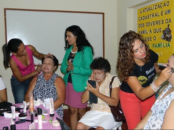 Beneficiárias do Bolsa Família participam de sessão de limpeza de pele - Imagem 3