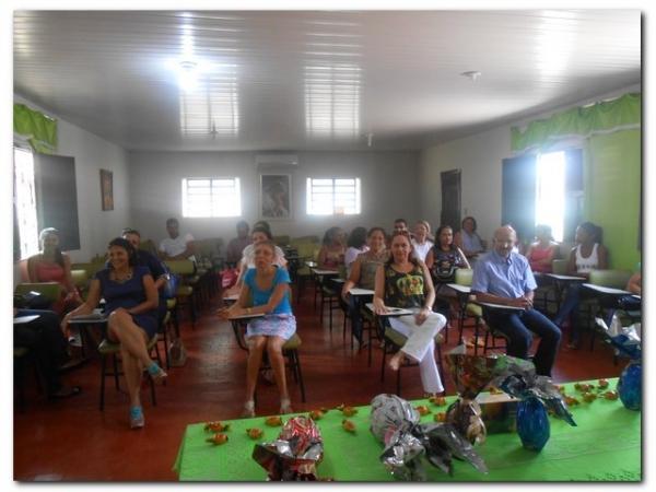 Secretária Municipal de Educação Maria Nilcimar se confraterniza com os funcionários internos. - Imagem 7