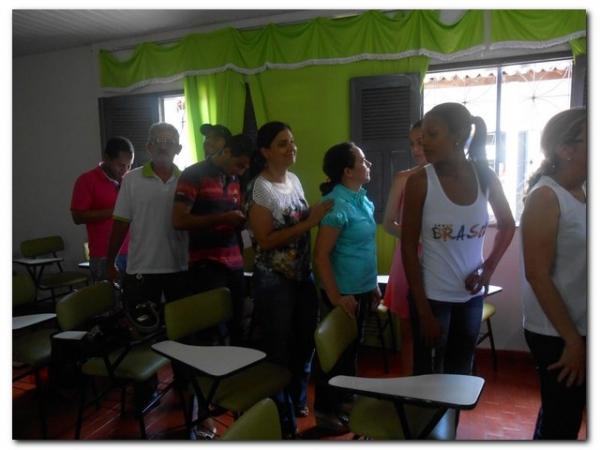 Secretária Municipal de Educação Maria Nilcimar se confraterniza com os funcionários internos. - Imagem 16