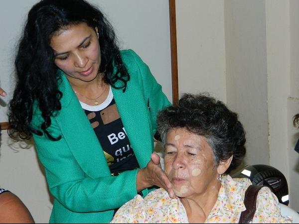 Beneficiárias do Bolsa Família participam de sessão de limpeza de pele - Imagem 2