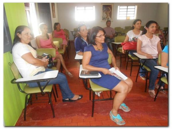 Secretária Municipal de Educação Maria Nilcimar se confraterniza com os funcionários internos. - Imagem 3