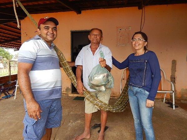 Prefeito Manoel Dedé entrega mais de 2.500 quilos de peixe para a população - Imagem 9