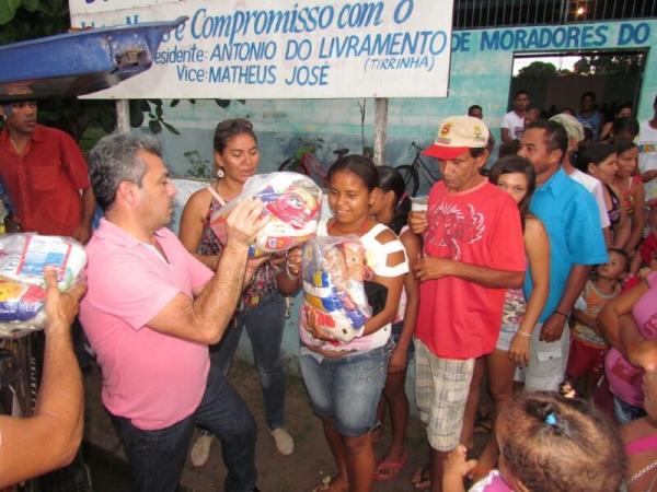 Prefeitura realiza entrega de cestas básicas - Imagem 6