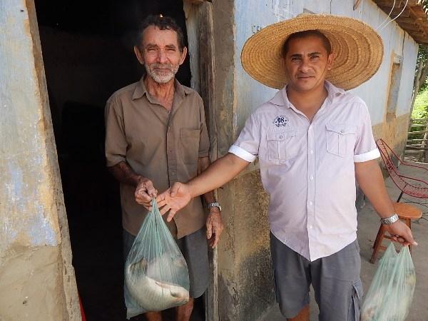 Prefeito Manoel Dedé entrega mais de 2.500 quilos de peixe para a população - Imagem 4