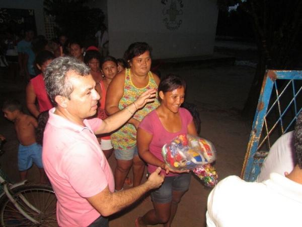 Prefeitura realiza entrega de cestas básicas - Imagem 30