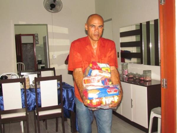 Prefeitura realiza entrega de cestas básicas - Imagem 14