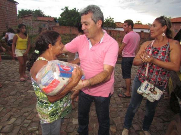 Prefeitura realiza entrega de cestas básicas - Imagem 22