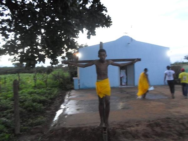 Alunos encenam Paixão de Cristo no Povoado Taboquinha  - Imagem 18