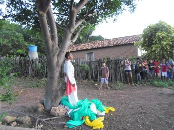 Alunos encenam Paixão de Cristo no Povoado Taboquinha  - Imagem 16
