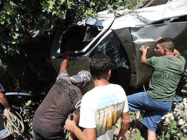 Acidente automobilístico deixa duas pessoas gravemente feridas - Imagem 4