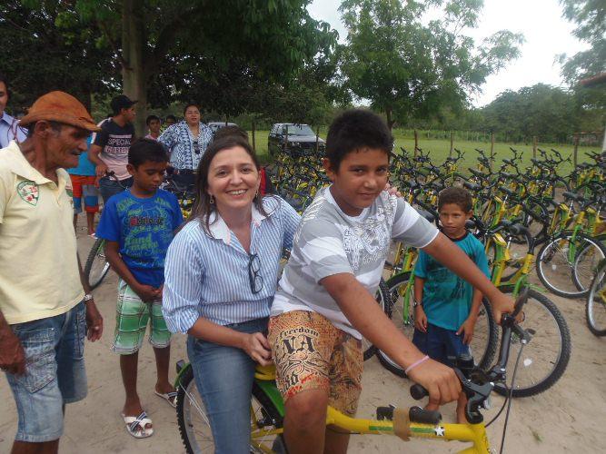 Governo de Luís Correia entrega bicicletas do Pedala Piauí na zona rural 