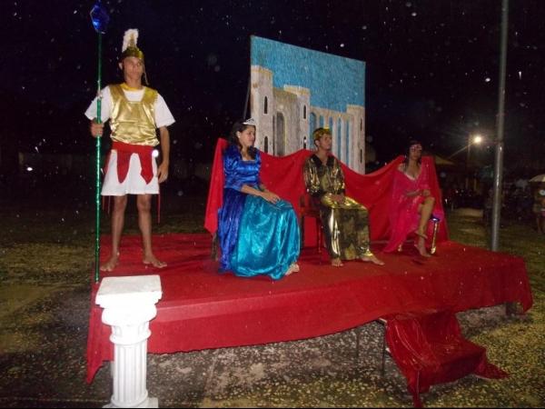 Jovens da Cia de Teatro Persona encenaram Paixão de Cristo em Praça Publica  - Imagem 5