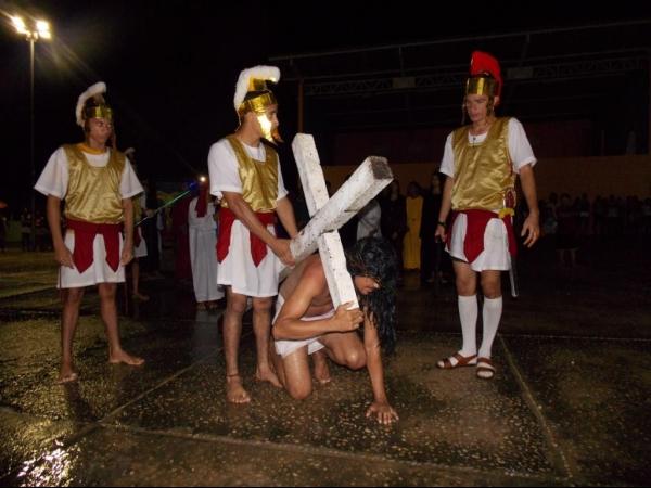 Jovens da Cia de Teatro Persona encenaram Paixão de Cristo em Praça Publica  - Imagem 26