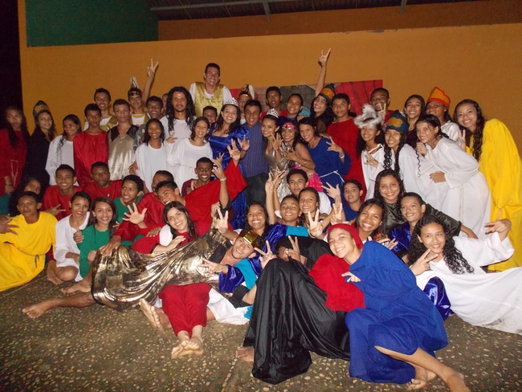 Jovens da Cia de Teatro Persona encenaram Paixão de Cristo em Praça Publica 