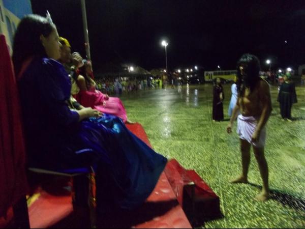 Jovens da Cia de Teatro Persona encenaram Paixão de Cristo em Praça Publica  - Imagem 22