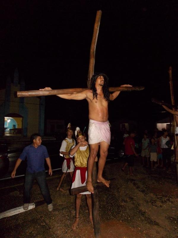 Jovens da Cia de Teatro Persona encenaram Paixão de Cristo em Praça Publica  - Imagem 33