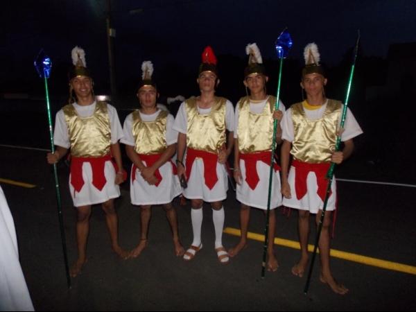 Jovens da Cia de Teatro Persona encenaram Paixão de Cristo em Praça Publica  - Imagem 3