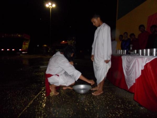Jovens da Cia de Teatro Persona encenaram Paixão de Cristo em Praça Publica  - Imagem 13