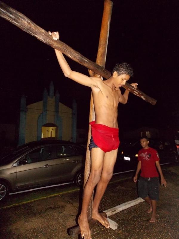 Jovens da Cia de Teatro Persona encenaram Paixão de Cristo em Praça Publica  - Imagem 32