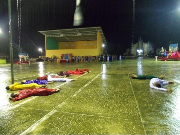 Jovens da Cia de Teatro Persona encenaram Paixão de Cristo em Praça Publica  - Imagem 16