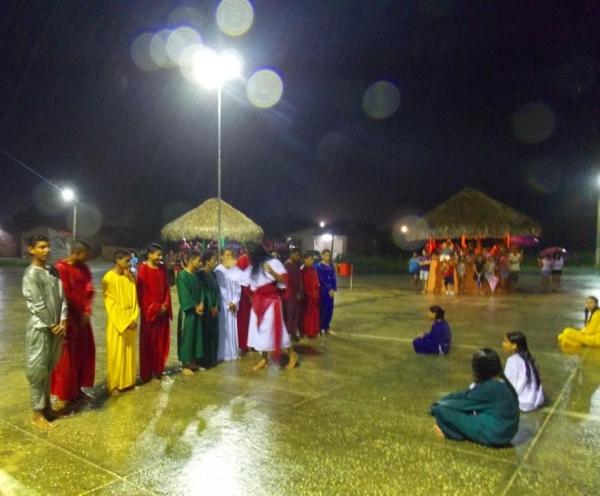 Jovens da Cia de Teatro Persona encenaram Paixão de Cristo em Praça Publica  - Imagem 7