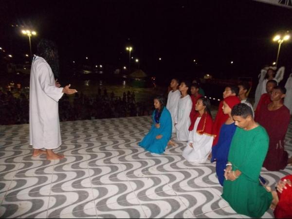 Jovens da Cia de Teatro Persona encenaram Paixão de Cristo em Praça Publica  - Imagem 37
