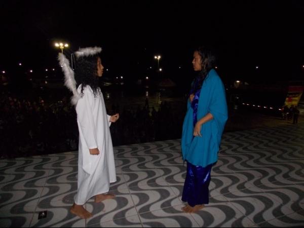 Jovens da Cia de Teatro Persona encenaram Paixão de Cristo em Praça Publica  - Imagem 36