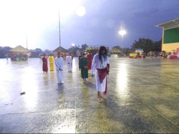 Jovens da Cia de Teatro Persona encenaram Paixão de Cristo em Praça Publica  - Imagem 15