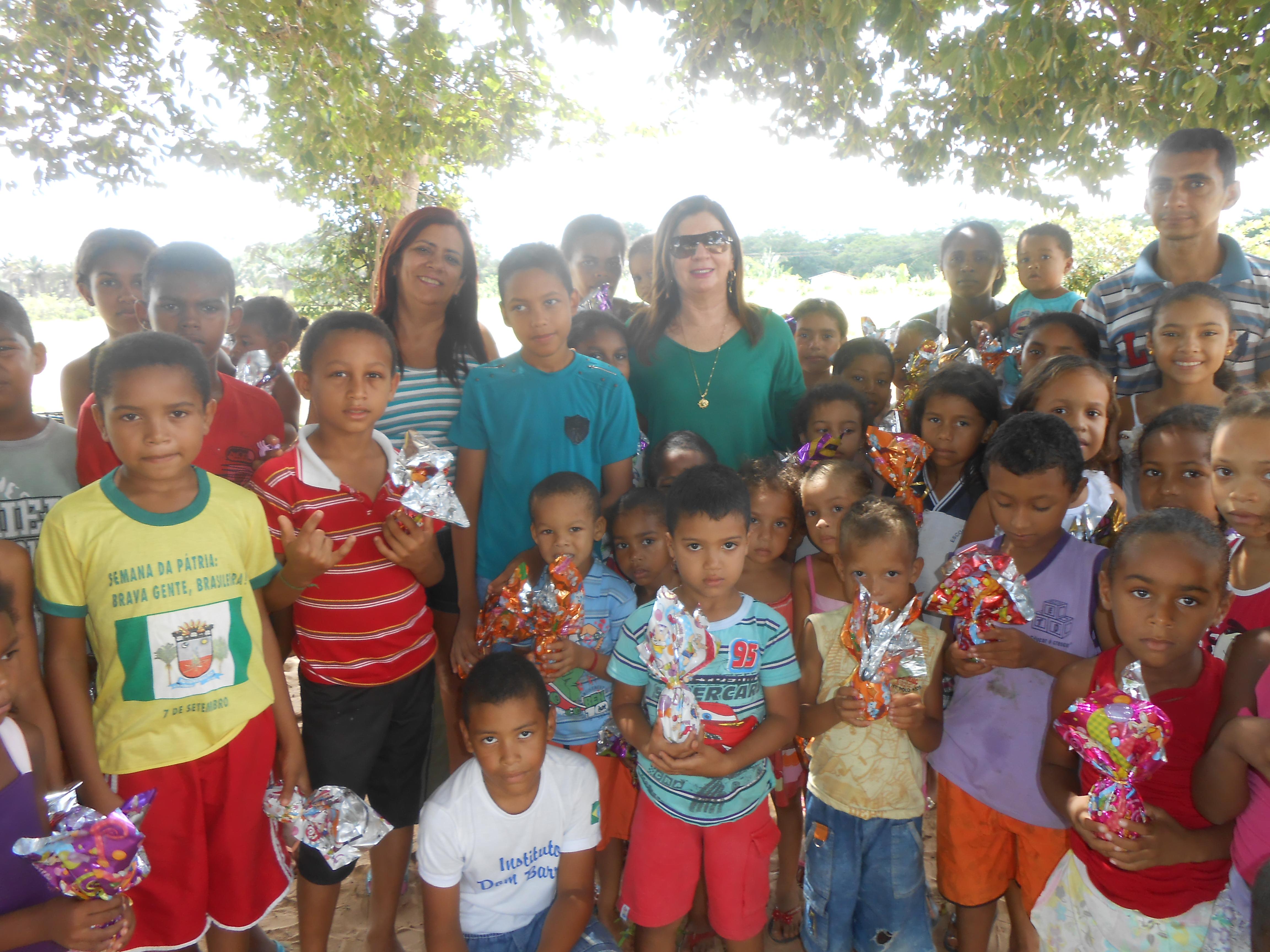 Vice Débora Vilarinho entrega ovos de páscoa à crianças carentes de Angical