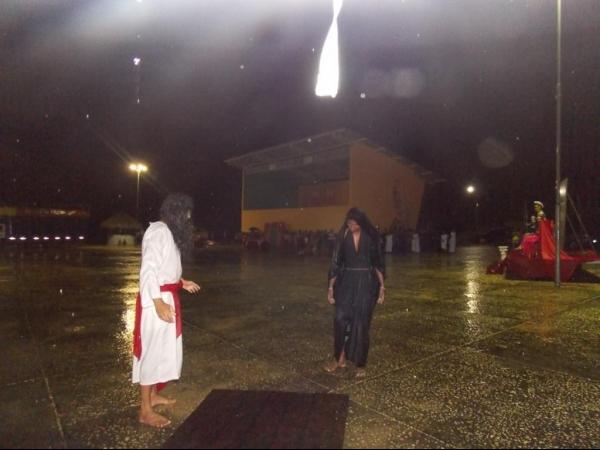 Jovens da Cia de Teatro Persona encenaram Paixão de Cristo em Praça Publica  - Imagem 19