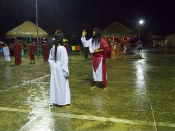 Jovens da Cia de Teatro Persona encenaram Paixão de Cristo em Praça Publica  - Imagem 11