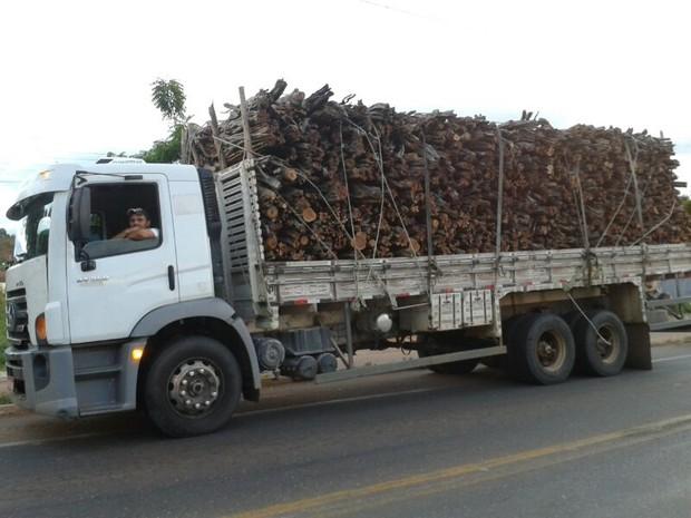 PRF apreende em Picos madeira irregular com destino a Pernambuco.