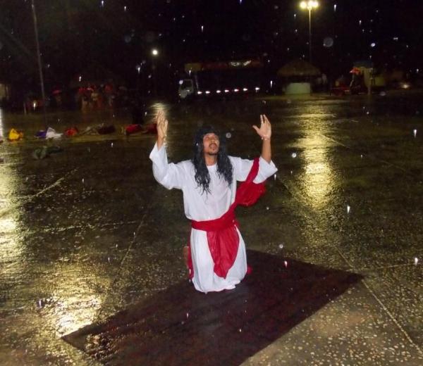 Jovens da Cia de Teatro Persona encenaram Paixão de Cristo em Praça Publica  - Imagem 17