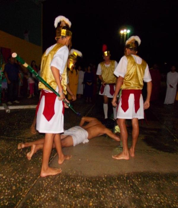Jovens da Cia de Teatro Persona encenaram Paixão de Cristo em Praça Publica  - Imagem 24