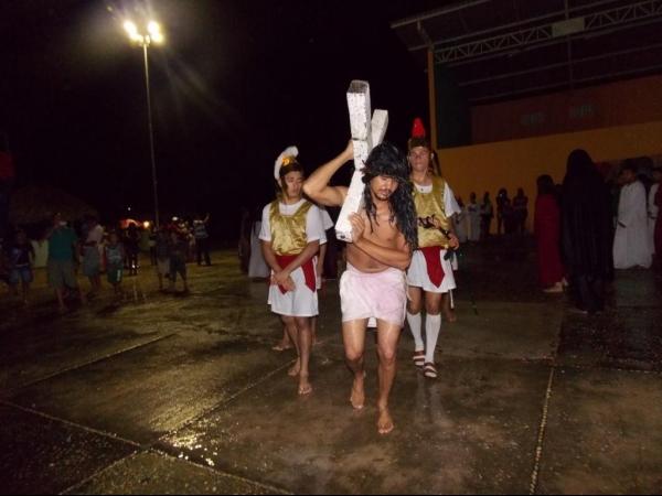 Jovens da Cia de Teatro Persona encenaram Paixão de Cristo em Praça Publica  - Imagem 25