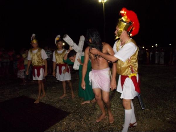 Jovens da Cia de Teatro Persona encenaram Paixão de Cristo em Praça Publica  - Imagem 31