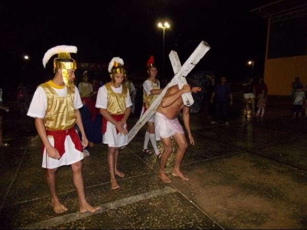 Jovens da Cia de Teatro Persona encenaram Paixão de Cristo em Praça Publica  - Imagem 28