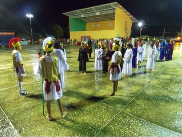 Jovens da Cia de Teatro Persona encenaram Paixão de Cristo em Praça Publica  - Imagem 20