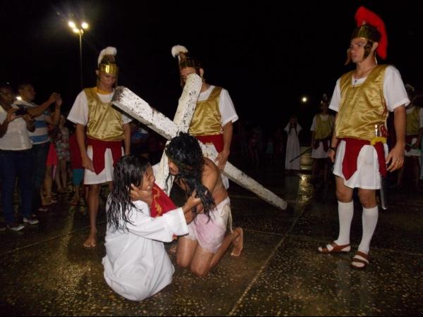 Jovens da Cia de Teatro Persona encenaram Paixão de Cristo em Praça Publica  - Imagem 27