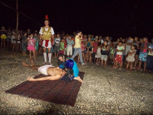 Jovens da Cia de Teatro Persona encenaram Paixão de Cristo em Praça Publica  - Imagem 35