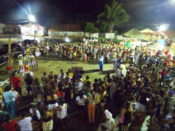 Jovens da Cia de Teatro Persona encenaram Paixão de Cristo em Praça Publica  - Imagem 42