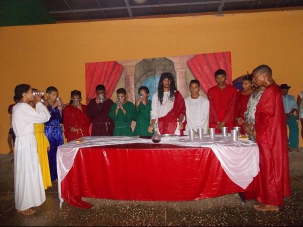 Jovens da Cia de Teatro Persona encenaram Paixão de Cristo em Praça Publica  - Imagem 14