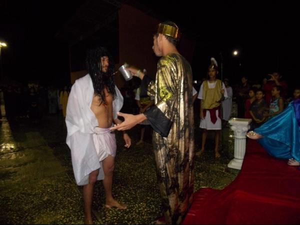 Jovens da Cia de Teatro Persona encenaram Paixão de Cristo em Praça Publica  - Imagem 21