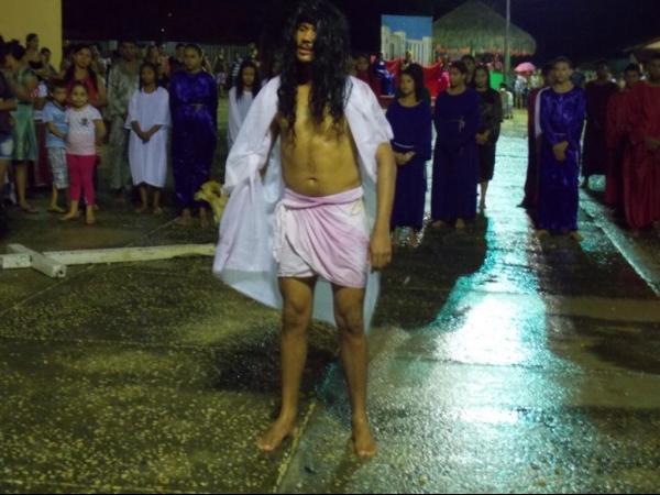 Jovens da Cia de Teatro Persona encenaram Paixão de Cristo em Praça Publica  - Imagem 23