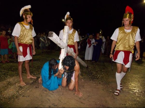 Jovens da Cia de Teatro Persona encenaram Paixão de Cristo em Praça Publica  - Imagem 29