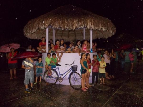 Jovens da Cia de Teatro Persona encenaram Paixão de Cristo em Praça Publica  - Imagem 39