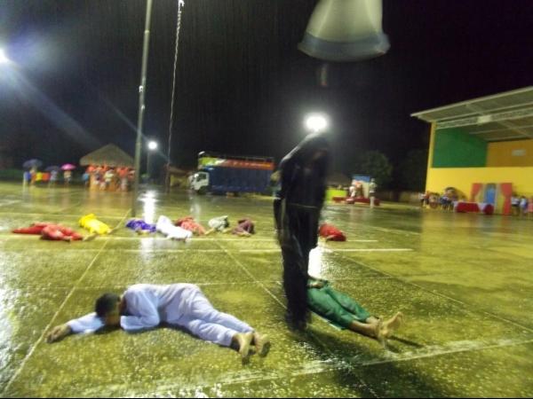 Jovens da Cia de Teatro Persona encenaram Paixão de Cristo em Praça Publica  - Imagem 18