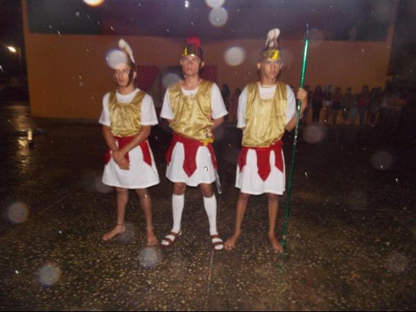 Jovens da Cia de Teatro Persona encenaram Paixão de Cristo em Praça Publica  - Imagem 8