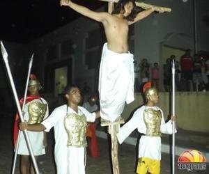 Grupo de alunos encenam a Paixão de Cristo  - Imagem 1
